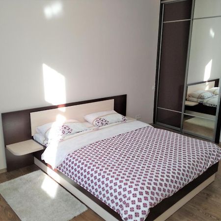 2 Bedrooms Apartment 150M From Opera House リヴィウ エクステリア 写真